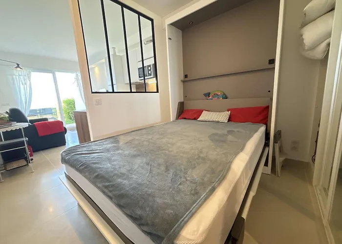 En Bord De A Royan, Parking, Tv, Equipe - Fr-1-494-67 Royan