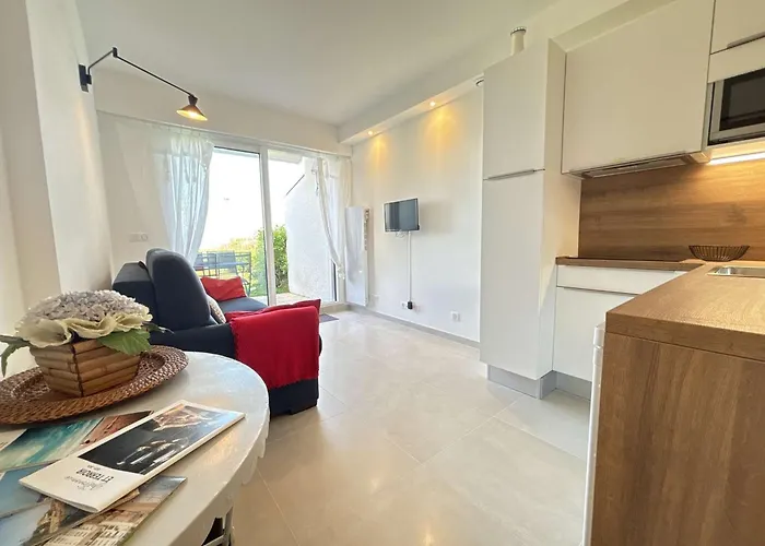 En Bord De A Royan, Parking, Tv, Equipe - Fr-1-494-67 Royan